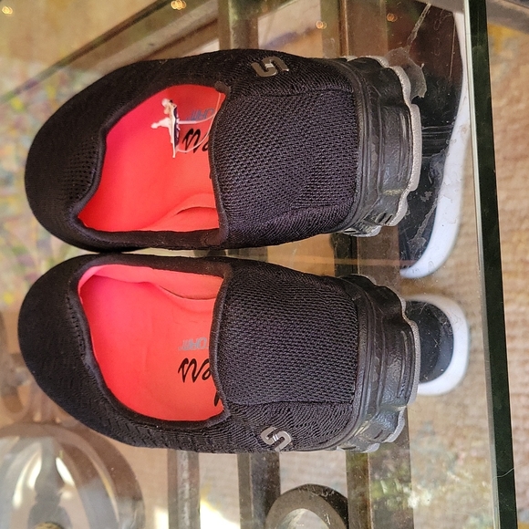 Brand new Skeechers - Picture 2 of 4